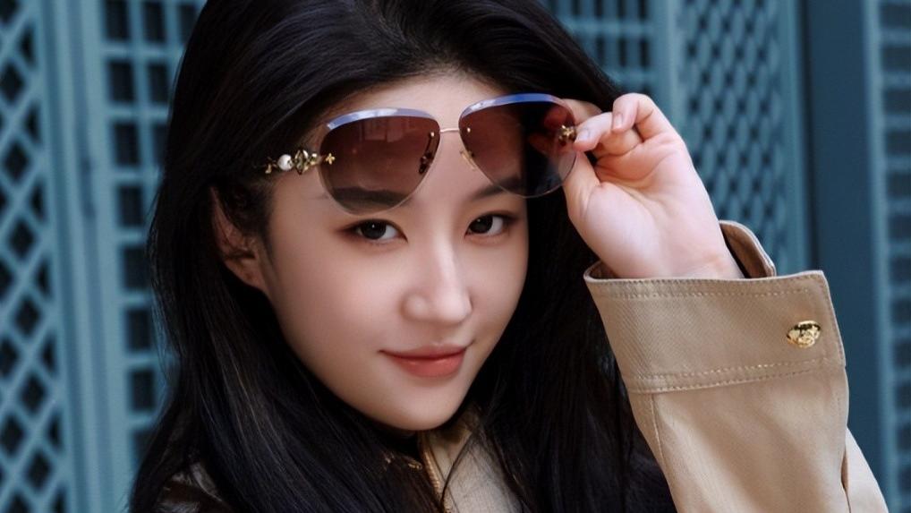 当下刘亦菲出街引起不少人围观