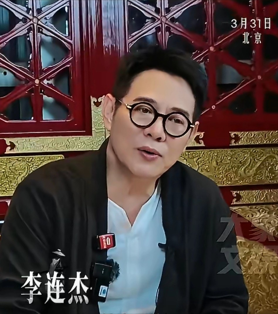 功夫巨星李连杰，突然冲上了热搜，这次他完全不回避了，正面回应了他拍短剧不是为了赚