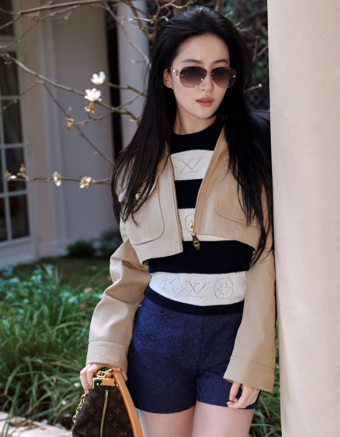 别看刘亦菲这么穿超级好看，但千万不要学。刘亦菲发布了自己的早春装扮，皮质半身夹克