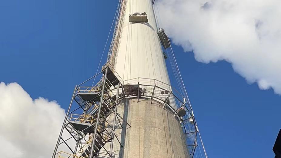 烟囱Z型爬梯安装顺利竣工 严把安装质量关