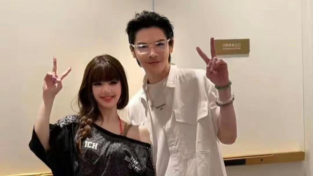 硬汉向佐白衬衫低调看演唱会！赵露思台上俏皮复刻“摸鼻梁”，这波玩梗太圈粉
