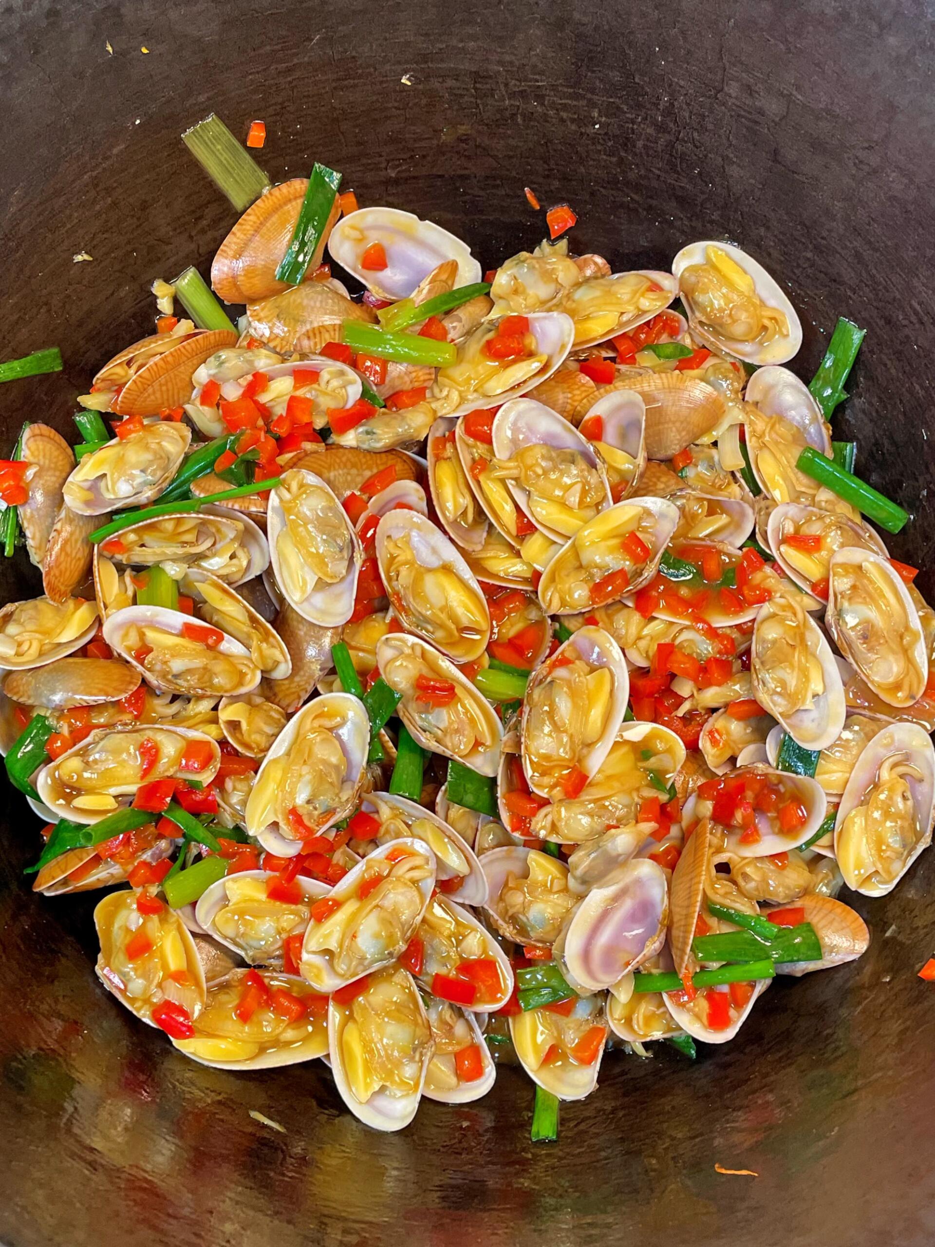 谁懂啊！这盘爆炒花甲香到嗦手指🔥比大排档还绝
救命！爆炒花甲才是夜宵天花板啊?