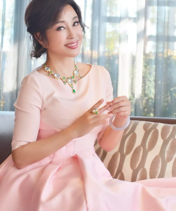 刘晓庆一句话堵住网友的嘴：
谈个恋爱怎么了？
又不是同时谈的！
在综艺《今夜喜友