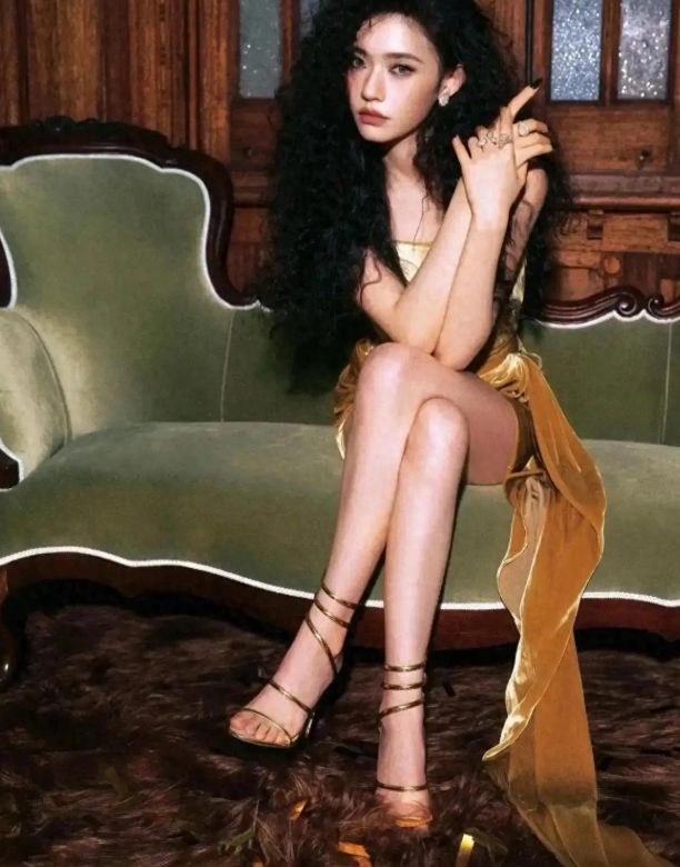 林允一头羊毛卷发配黄色抹胸不规则礼服裙，简直港风韵味“十足”