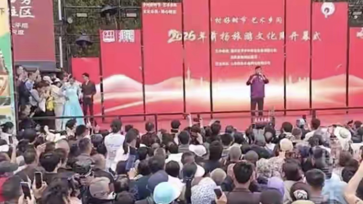 大衣哥商演突发忘词！临场幽默救场情商拉满，朴实本性圈粉无数