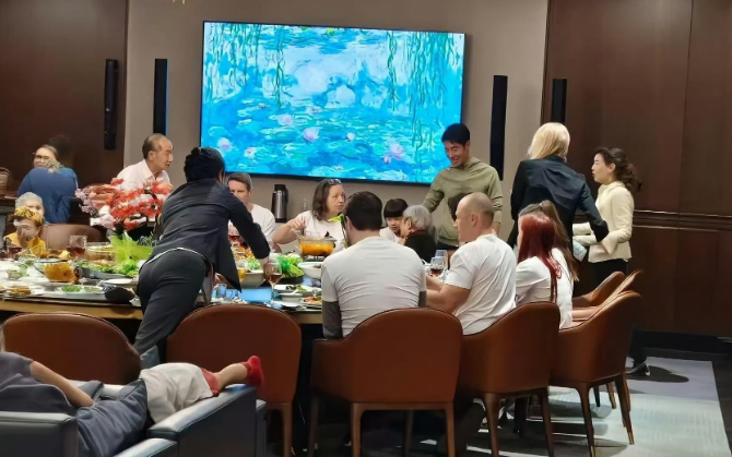 持人撒贝宁引发了网友热议

不是因为主持，也不是带娃，而是被曝出他在餐厅包间里，