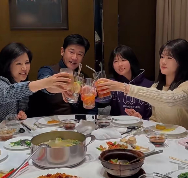 陆毅鲍蕾也老了看着表情疲惫岁月感很重
陆毅50岁，鲍蕾也49了，他们本就不年轻了