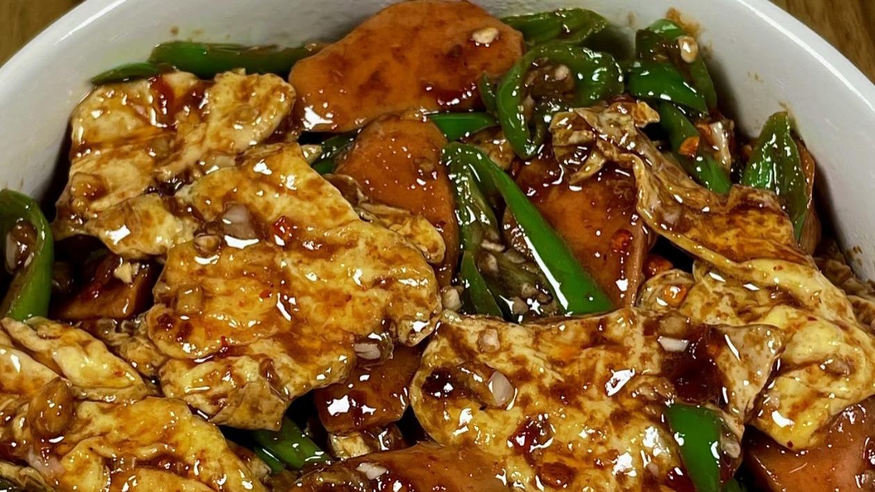 超下饭的青椒火腿炒鸡蛋，干饭人必学的家常硬菜