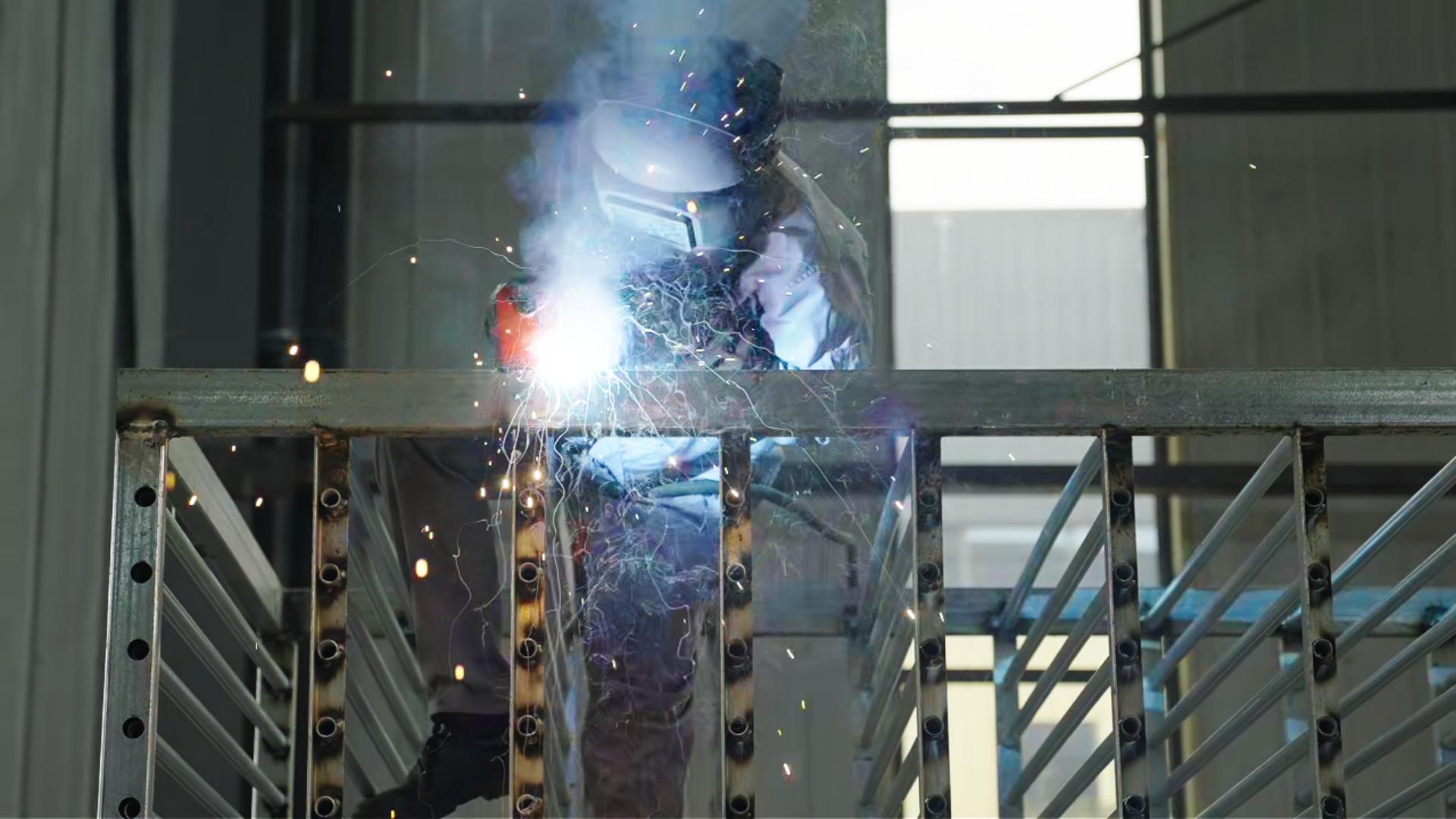 山上的信号塔维修