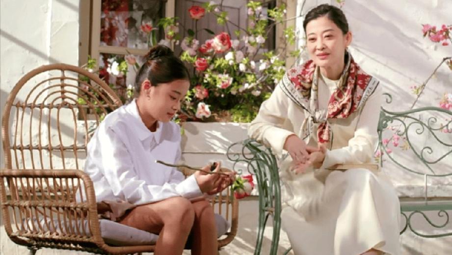 梅婷带12岁女儿拍广告，母女同框太养眼