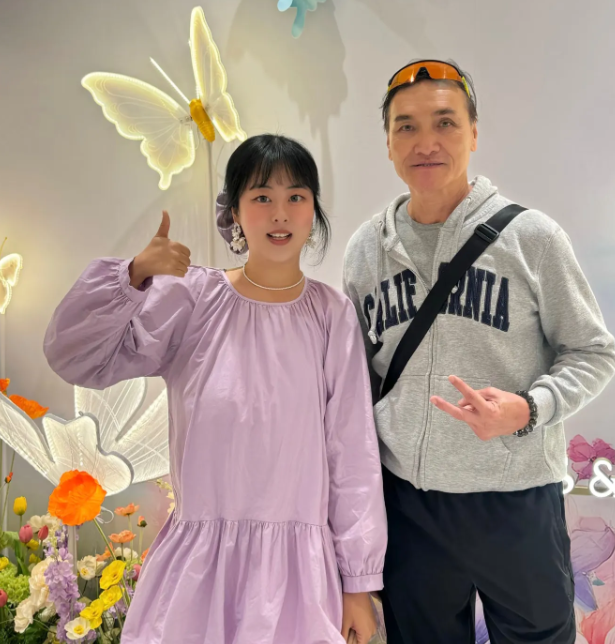 多位网友分享了在成都一场活动偶遇香港老戏骨冼灏英
并透露冼灏英陪妻子到当地举办花