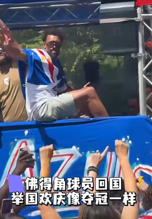 是淘汰赛，却踢成了决赛，赢的人没感觉到赢，输的人没人觉得输了，阿根廷赢了比分，佛