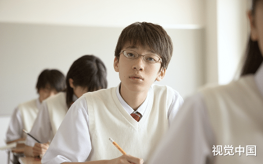 北京高中生成为“反向高考移民”第一人，只因被网友嘲讽换个省连专科都考不上，他竟把学籍迁到河南