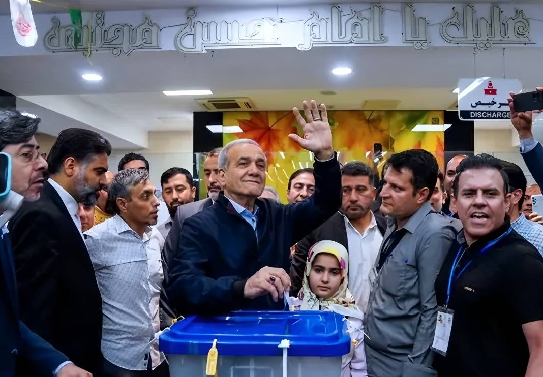 两伊战争时，美国不但怂恿并支持萨达姆对伊朗开战，还提供化学武器给伊拉克、波斯人也