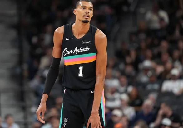 评论员斯蒂芬-A-史密斯在节目中谈到了马刺球员维克托-文班亚马，并给予高度评价。