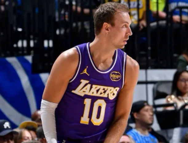 今日，湖人对阵太阳的比赛即将开始。

赛前，美国篮球记者Dave McMenam