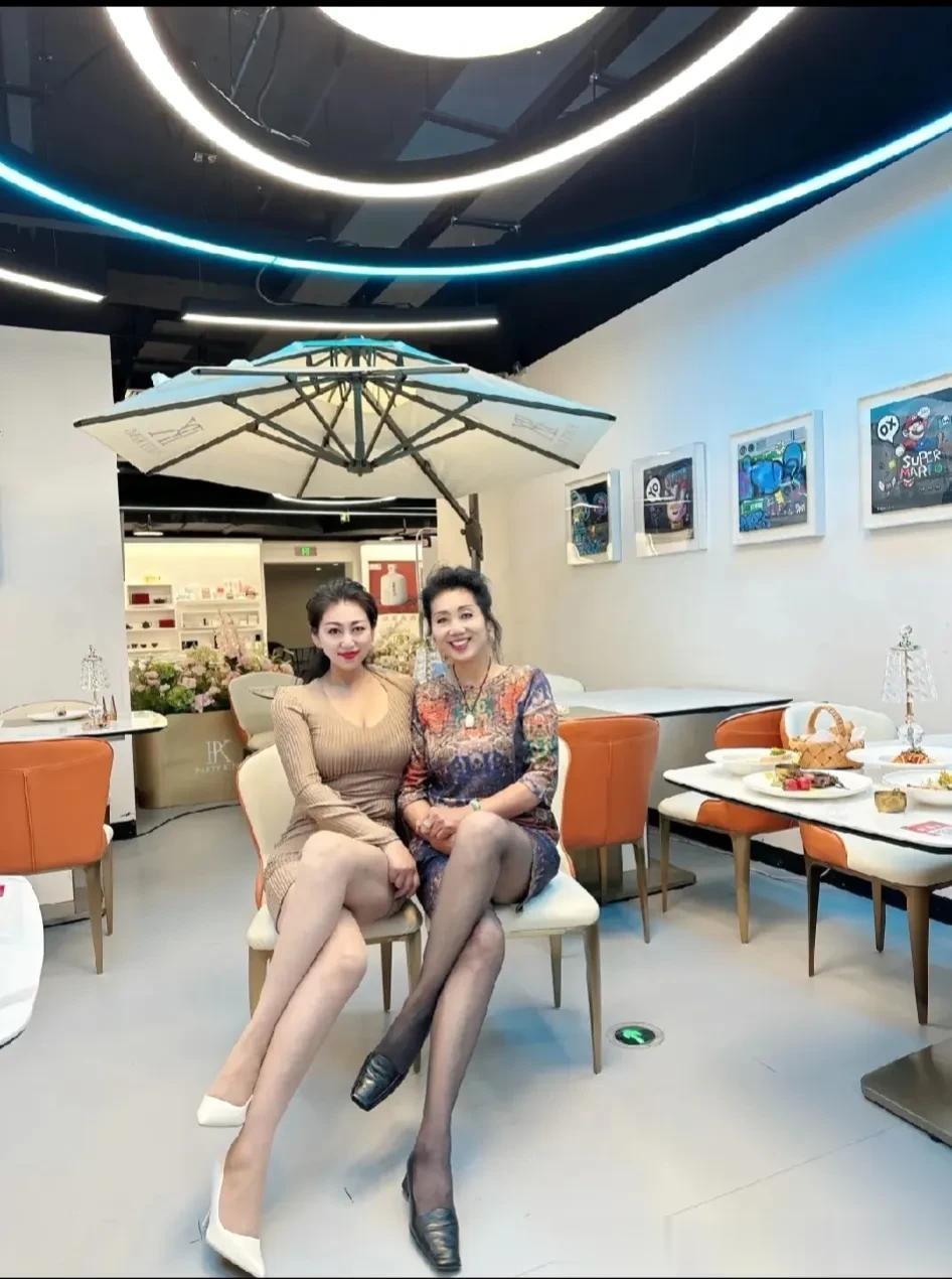 左边这个叫姐姐，右边这个叫阿姨，没毛病吧