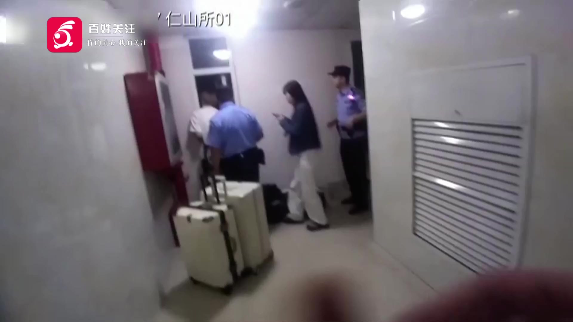 贵州一女子在26楼高空欲跳楼轻生，民警用手铐将自己和她铐在一起，成功将轻生女子救回