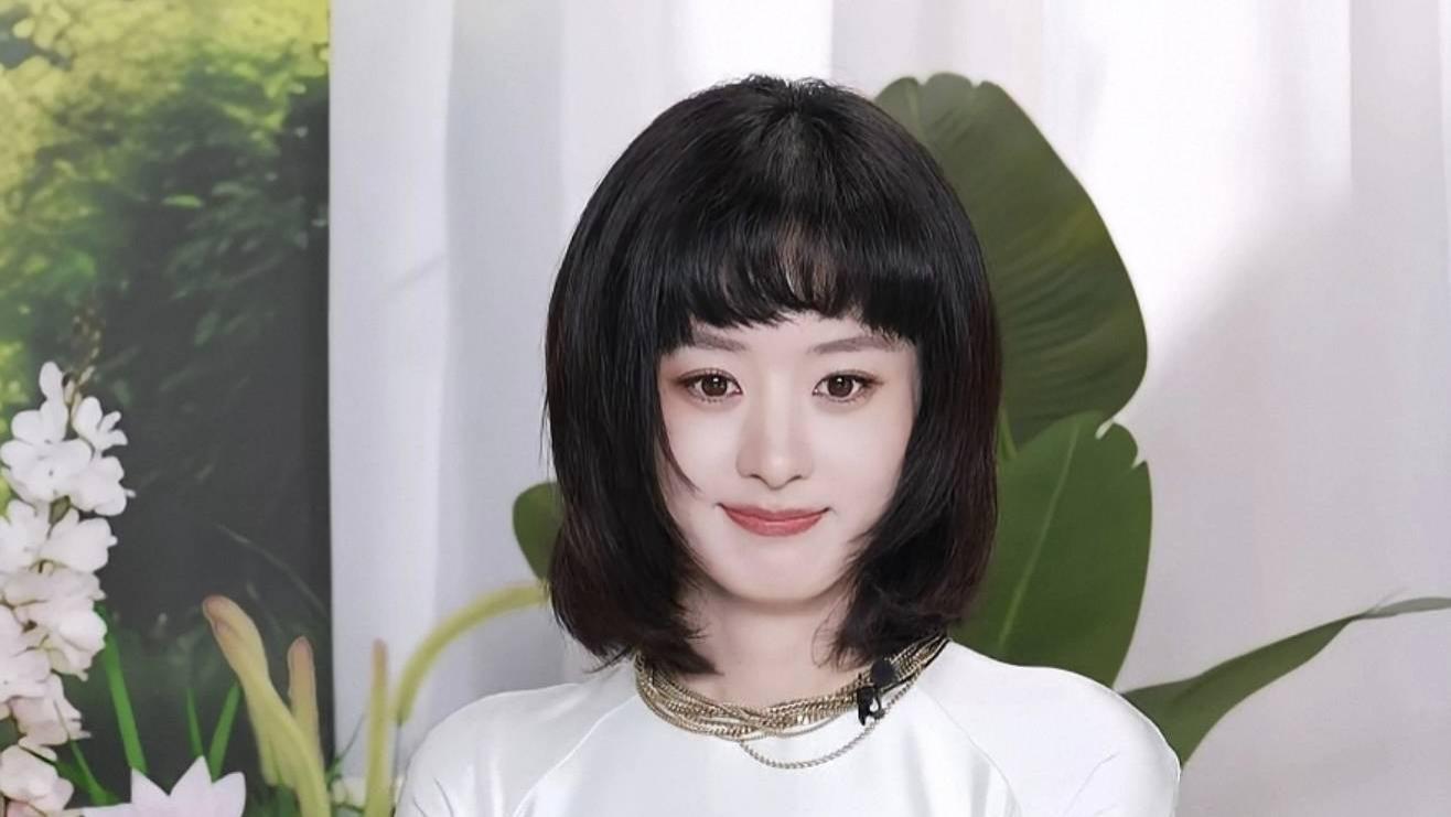 赵丽颖“千禧短发”造型亮相直播，萌感灵动引全网热议
