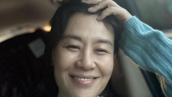 演员邬君梅现状：60岁大寿在美国孤独庆生，自曝外籍老公已经去世