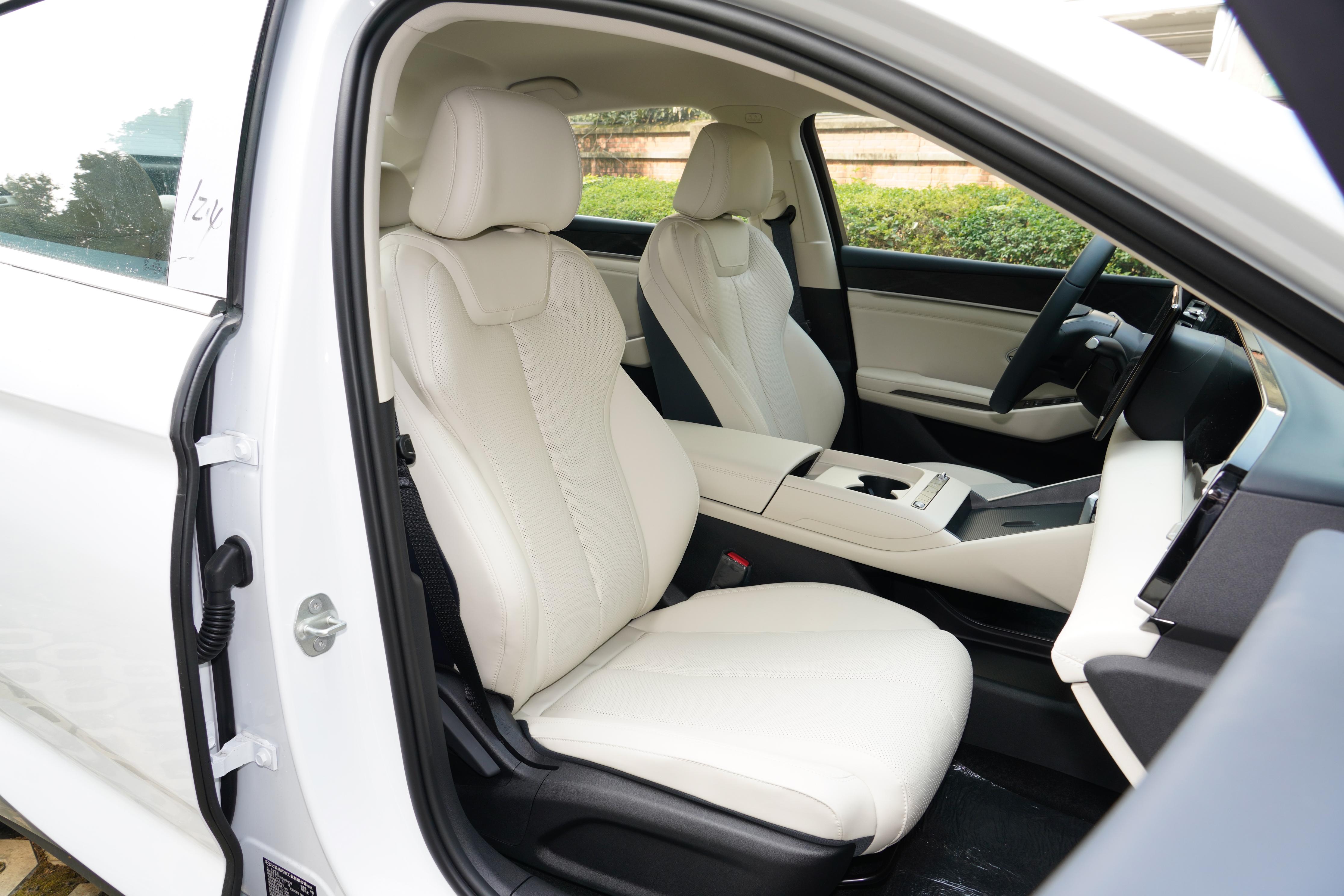 讲真，秦L这车，我越看越觉得比亚迪是懂中国家庭的。后排地台纯平，我178坐进去，