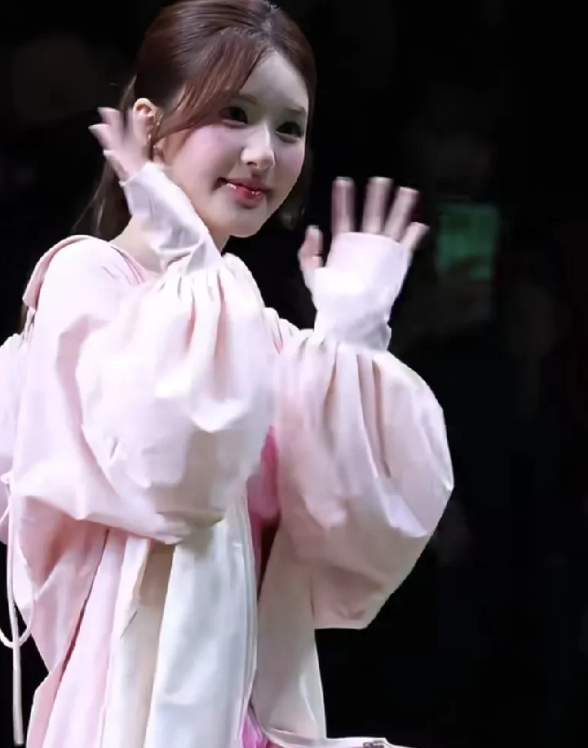 上海这一夜27岁赵露思出场“顶流”排面拉满了
被二十+保镖簇拥进场开道，周围闪光