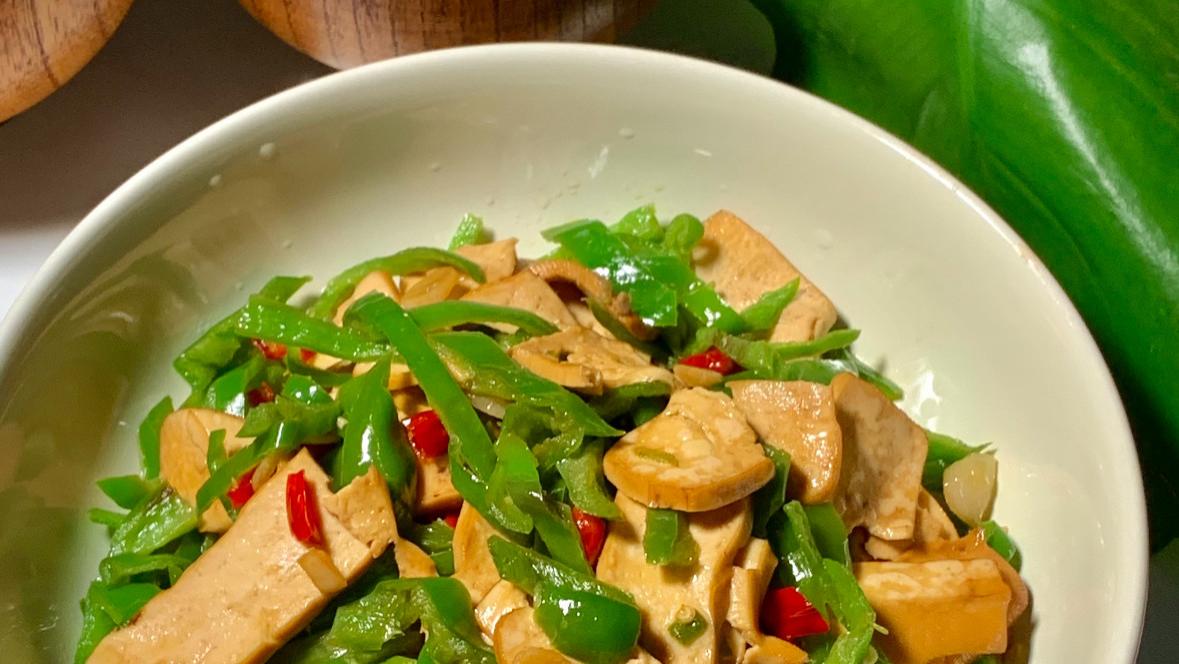 一盘青椒炒豆干，是平凡日子里最踏实的滋味