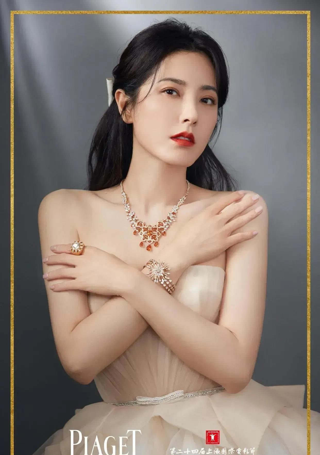 五十年不遇的大美女一枚！
气质美女，美的自然，美的大方！
中戏百年才出的校花，颜