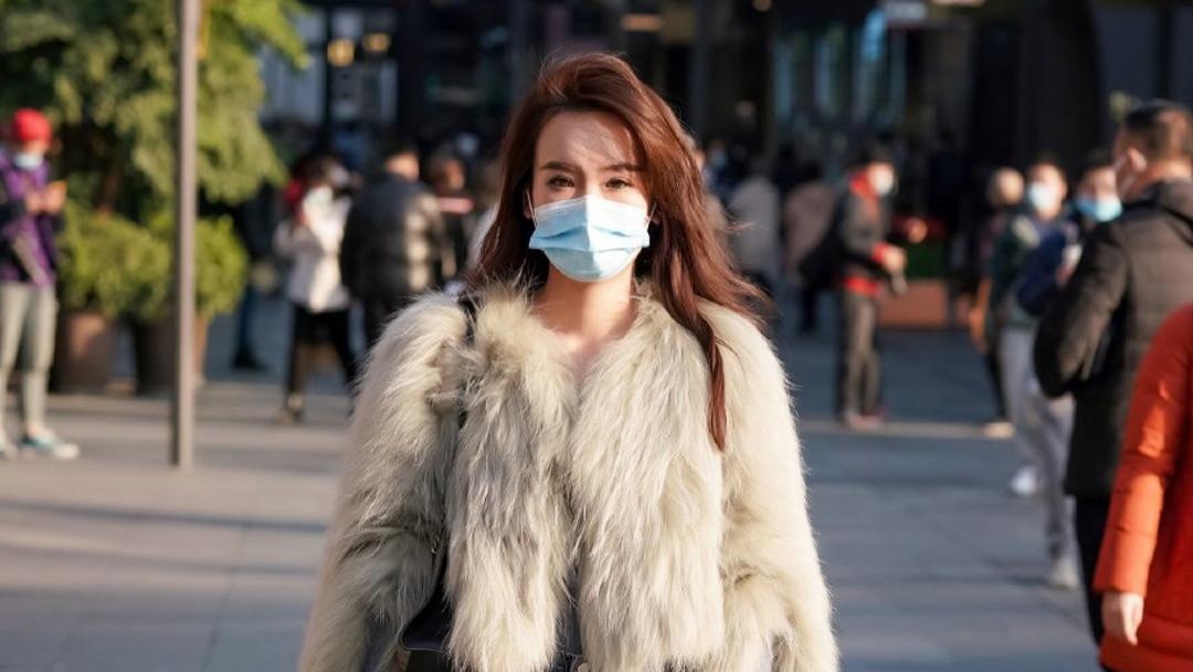 蓬松感十足的皮草遇到长靴子，美出身高，美出与众不同。