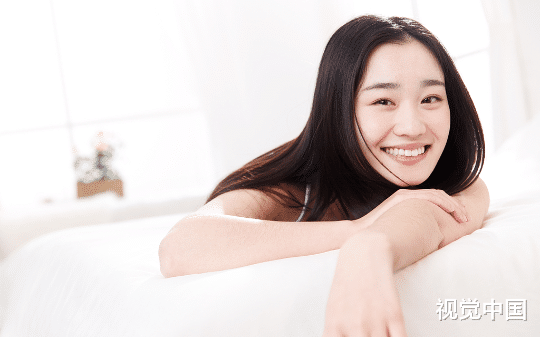 刚中五千万就被老公甩离婚协议，让我净身出户。他不知道，我口袋里那张纸，能买下他整个人生。