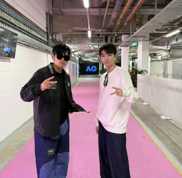 两人站在一起一起好养眼，同样的剪刀手手势，有点可爱