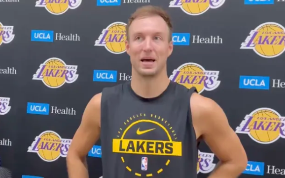 NBA季后赛G3，明日湖人将对阵火箭。
湖人球员卢克-肯纳德接受了记者采访，谈到