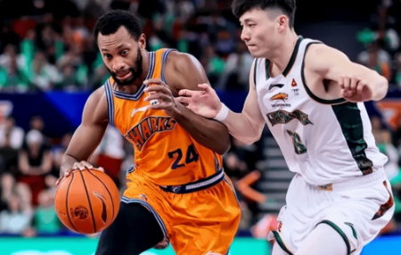 福格32分带领上海男篮主场大胜辽宁取得22连胜。CBA常规赛，上海男篮主场迎战辽