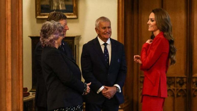 44岁凯特新照好靓！穿红西服套装庆祝橄榄球队夺冠，还收到了礼物