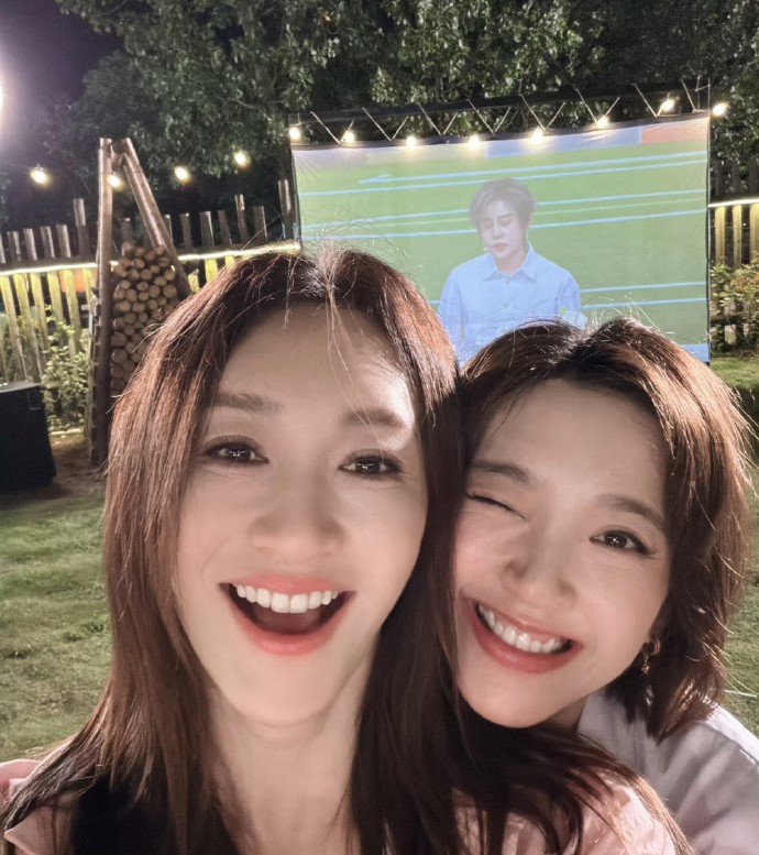 李小冉&唐艺昕在山顶看王濛解说世界杯，最好的《心愿便利贴》组！