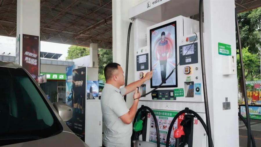 今年6月，继续用“崩塌”形容燃油车