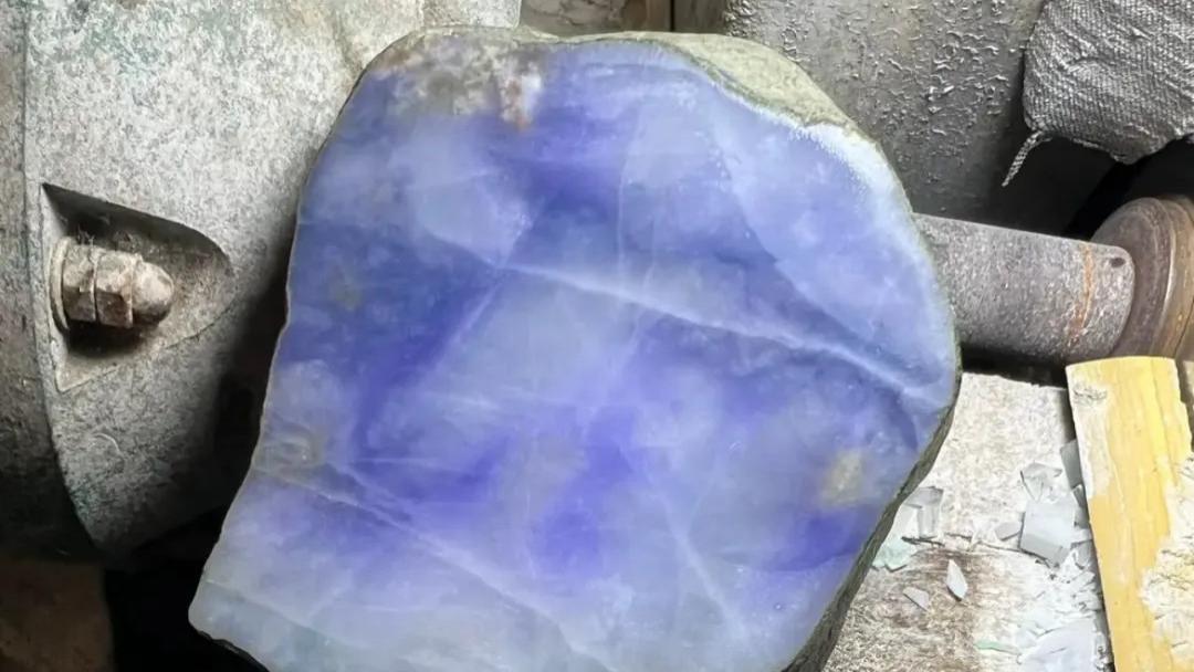 你们见过这样的？妖紫色的翡翠紫罗兰吗？想不到裂那么多，还能有这样的起货效果真是太惊艳了！