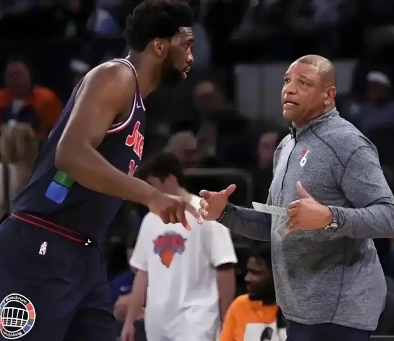 终于真相大白了！近日，卸任掉雄鹿主教练的里弗斯在播客节目中透露: 当年哈登在76