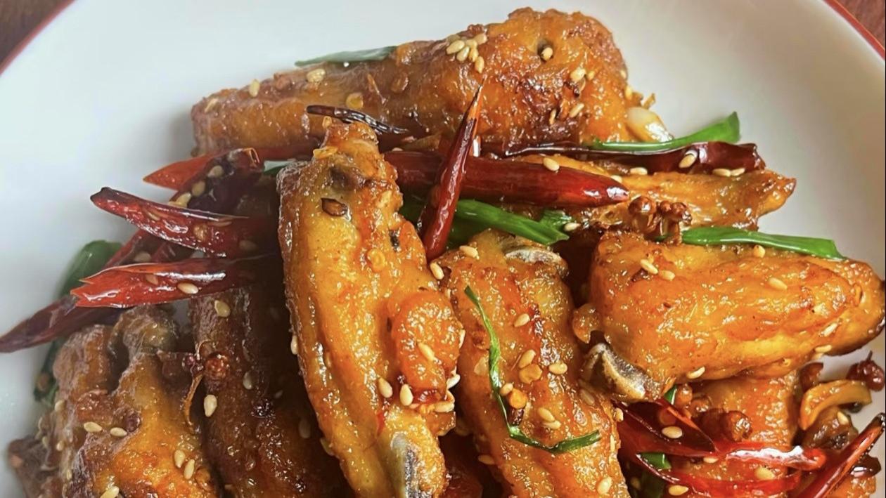 干煸鸡翅：外酥里嫩的家常下酒硬菜，一口就上头