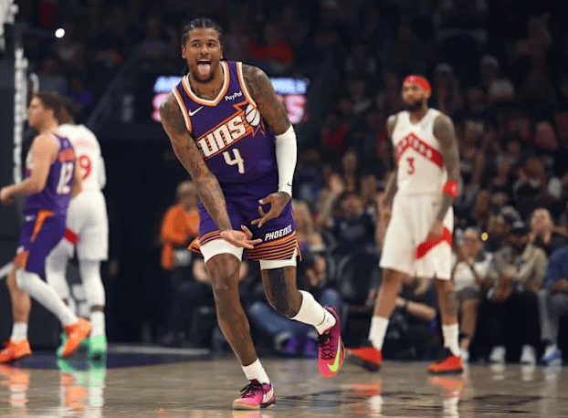 个人觉得格林，还是适合和布克搭档打1号位，格林本身有超远的射程而且乐意分享球，也