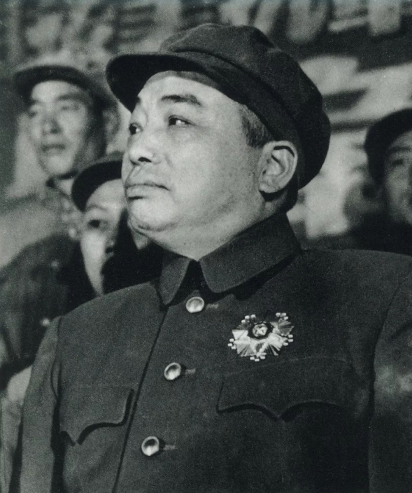 咱就说，1952年4月，彭老总是被几个战士硬抬上飞机的。

不是调回北京开会，也