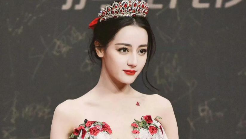 缺席Met Gala却赢麻了？迪丽热巴红毯旧照引爆外网，东方美学强势出圈