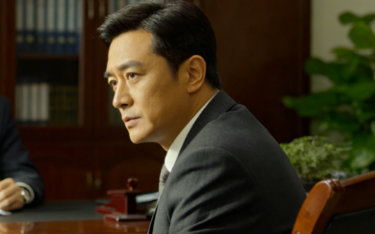 我给江州厅长开车开了十年，处长当众羞辱我不识规矩，厅长全程沉默，隔天处长就被调去偏远乡镇常驻五年…