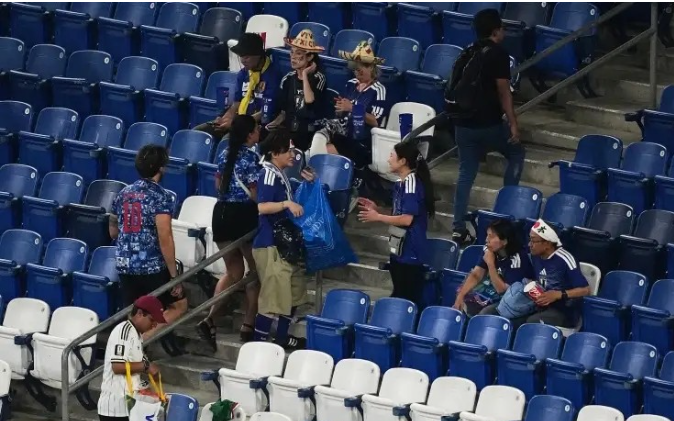 日本球迷真是太会装模作样了！在今天日本队以4：0战胜突尼斯队的世界杯小组赛的赛后