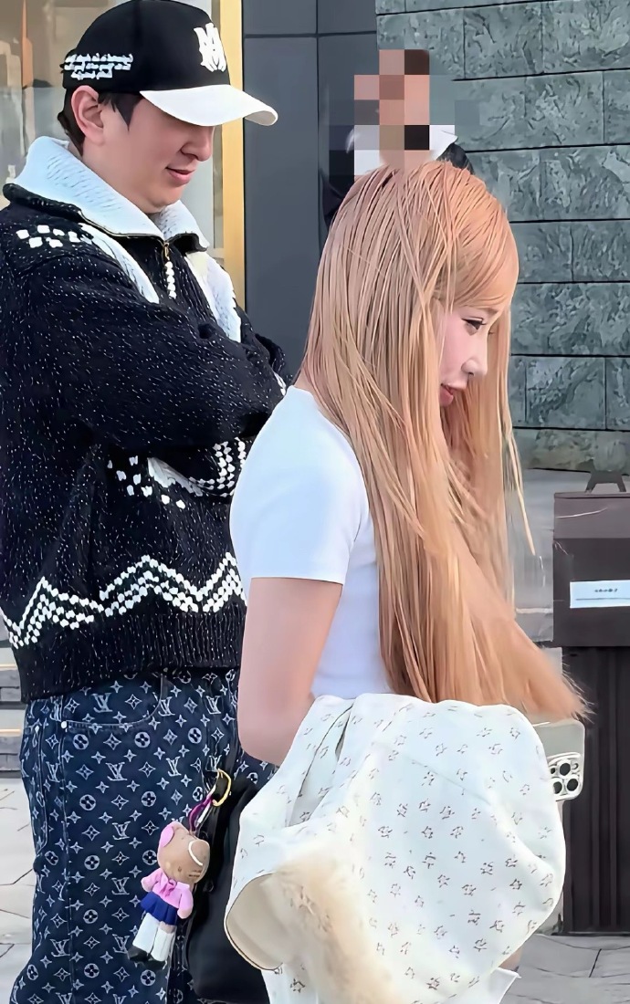 现在的王思聪，到底还有没有钱
​说他没钱，他能穿上百万的衣服裤子，
​说他有钱，