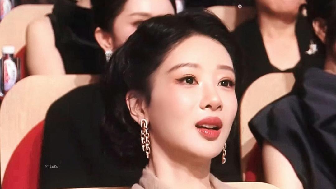 杨紫斩获白玉兰视后！落泪不花妆，同款粉底液全网求链接