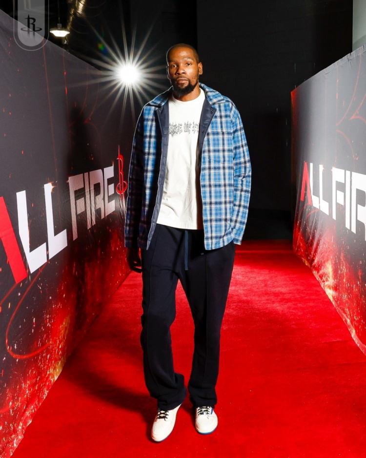 虽然勇士队早已在季后赛附加赛里被淘汰出局，但是勇士队的前锋追梦格林目前还活跃在节