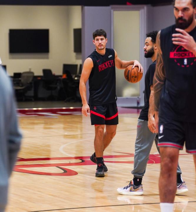 火箭队输给了开拓者队，他们的替补后卫谢泼德本场比赛真的是喜忧参半。喜的是他是火箭