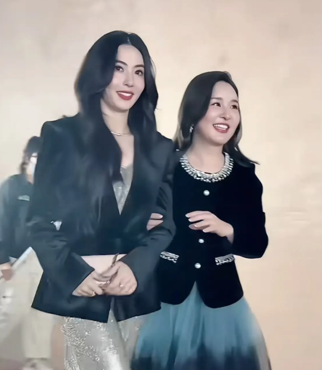 岁月催人老娃是加速器
然而张柏芝养了三个儿子，
却没有变老，还这么漂亮有气质，