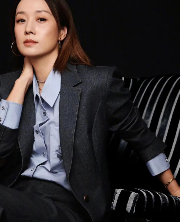 马伊琍留气质短发
身穿一身西装款套装，真干练大方